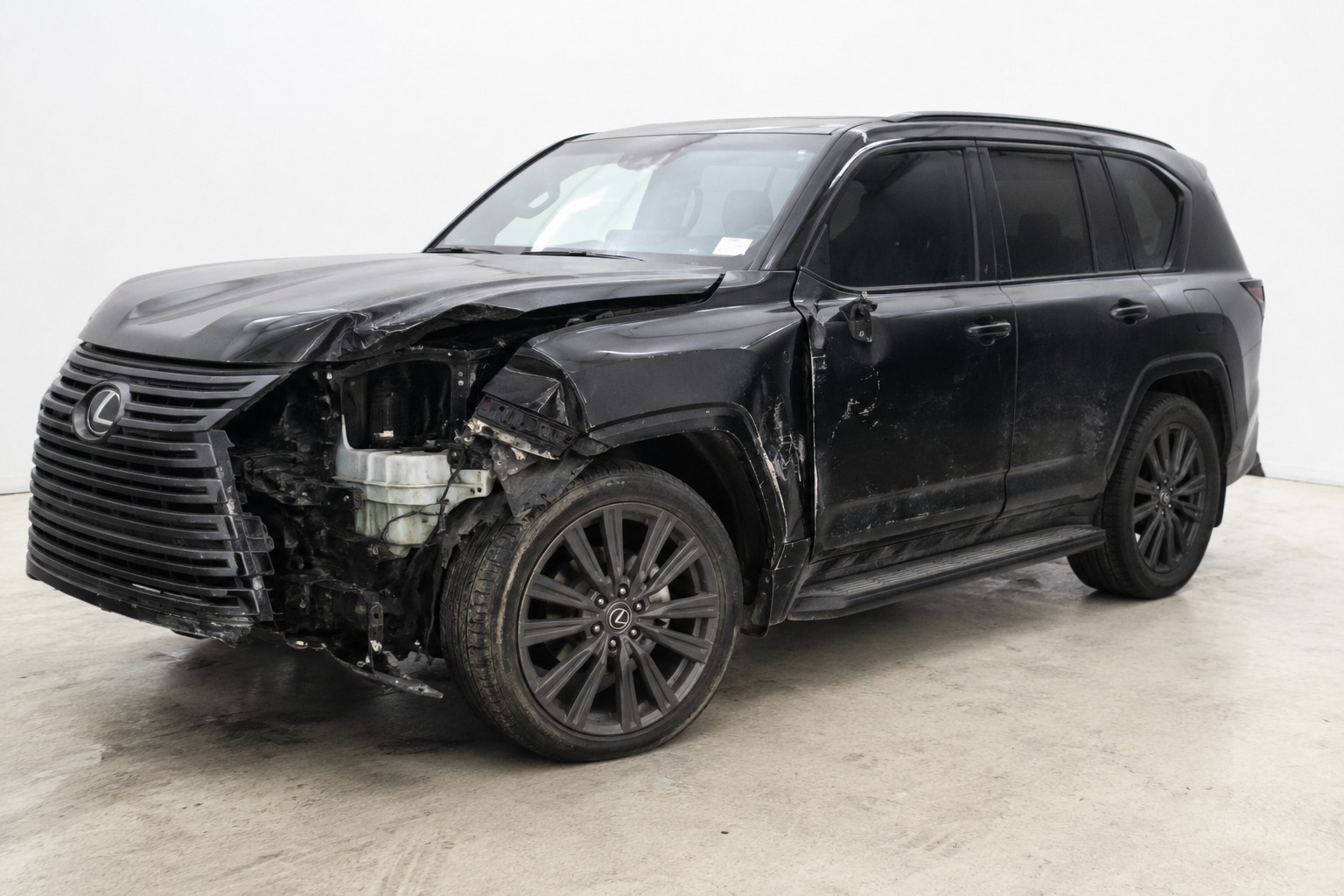 Lexus LX noir avant intervention : face avant endommagée, bouclier détaché, aile et capot enfoncés